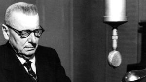 J.K Paasikivi var monarkist i unga år. Som 76-åring blev han president. J.K Paasikivi håller ett tal 27.12 1949