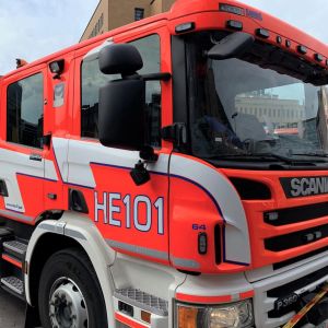 Risken för bränder ökar när det blir längre perioder av torka och hetta. Brandbil på Elielplatsen i Helsingfors.