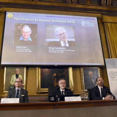 Taloustieteen Nobelin julkistamistilaisuus Tukholmassa maanantaina.