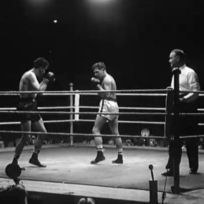 Elis Ask ottelee Pierre Montanéa vastaan nyrkkeilyn kevyen sarjan EM-ottelussa 1951.