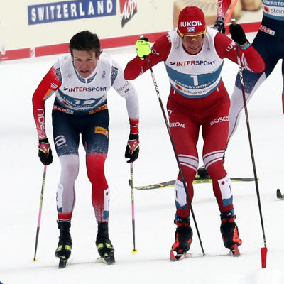 Johannes Høsflot Klæbo och Aleksandr Bolsjunov åker ihop.