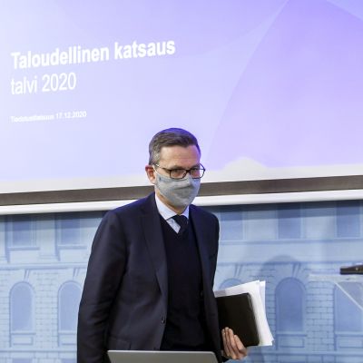 Joko Suomen talouden syöksy ja velkaantumisen nousu taittuvat - valtiovarainministeriön tiedotustilaisuus klo 11.30 alkaen