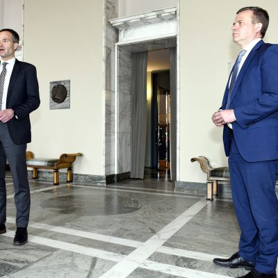 Eduskuntaryhmän puheenjohtaja Kai Mykkäsen mukaan osa ryhmästä äänestää pakettia vastaan.