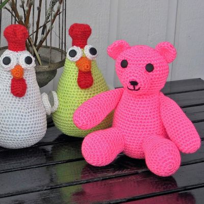erivärisiä amigurumeja