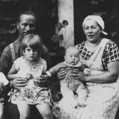 Mustavalkoinen kuva Arndt, Aleksandra, Säde ja Juhani Pekurisesta kesällä 1939 kesäsiirtola Rientolan terassilla Herttoniemessä.