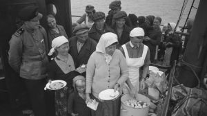 Ingermanländska flyktingar ombord på ångfartyget S/S Suomi år 1943. Ingermanlänningar som evakuerades till Finland under kriget ombord på fartyget Suomi.