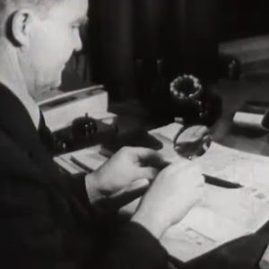Työntekijä pöytänsä ääressä Rikostutkimuskeskuksessa (1947)