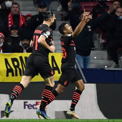 AC Milans Junior Messias och Zlatan firar lagets segermål borta mot Atletico Madrid hösten 2021.