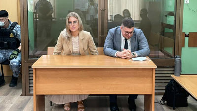 Oppositionsaktivisten och juristen Ljubov Sobol samt hennes jurist Vladimir Voronin i en domstol i Moskva 3.8.2021