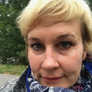 Nina Immonen berättar att ögonvittnen är viktiga för att bestyrka händelseförloppet under rättegångar. Nina Immonen selfie.