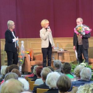 Neljä kirjailijaa lavalla palkintojen jakotuilaisuudessa. Kirjailija Kaari Utrio toinen vasemmalla.