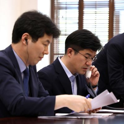 Eteläkorealaiset virkamiehet soittavat uudella puhelinyhteydellä Pohjois-Koreaan.