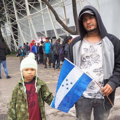 Elier Mauricio vierellään 6-vuotias poikansa Ezekiel.