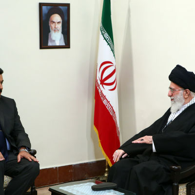 Venezuelas president Maduro överlägger med ayatollah Ali Khamenei om att höja oljepriset.