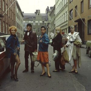 Tomi Salmela ystävineen 80-luvun alussa Helsingissä, matkalla Uusi laulu -lehden tapahtumaan.