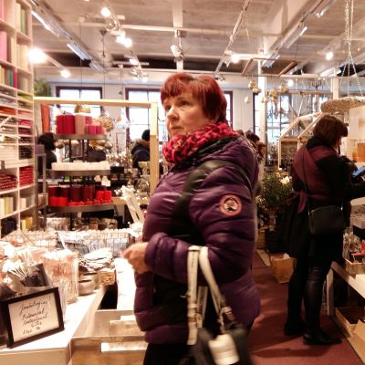 Tapanilan kolmas elävän joulukalenterin pop up- tapahtuma pidettiin paikallisessa sisustusliikkeessä.