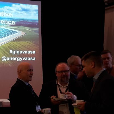 Yritysjohtajia koolla Teslan akkutehtaan hakemiseksi Vaasaan