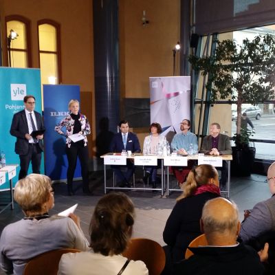 Vaasassa vaalitunnelmaa nostatti yleisö, jota Pohjalaisen Monitorille saapui noin kahdeksankymmentä. Poikkeuksellisesti myös etupenkin tuoli täyttyivät, ja osa yleisöstä joutui jopa seisomaan.