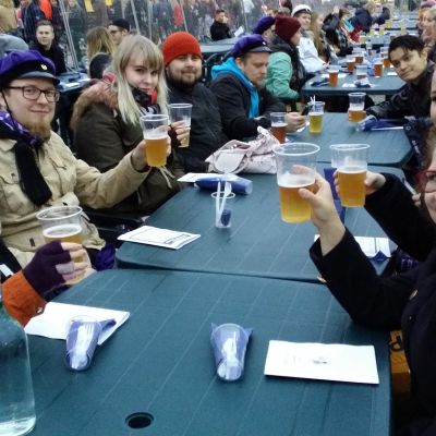 Opiskelijoita juhlimassa Turun kauppatorilla.