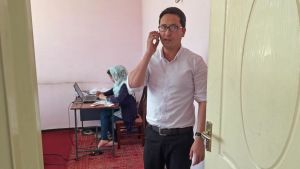 Abdul Ghafoor startade Amoso efter att själv ha blivit deporterad från Norge. Abdul Ghafoor på organisationen Amoso talar i telefon.
