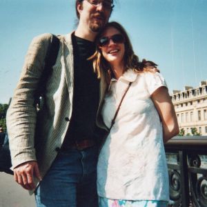 Ramon Maronier ja Katja Lindroos nojaavat toisiinsa sillalla Pariisissa.
