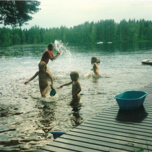 Auvo Vihro lastensa kanssa mökillä.