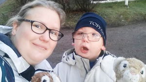 äiti ja poika tiellä