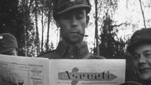 Sotilas lukee Aseveli-lehteä syksyllä 1939.