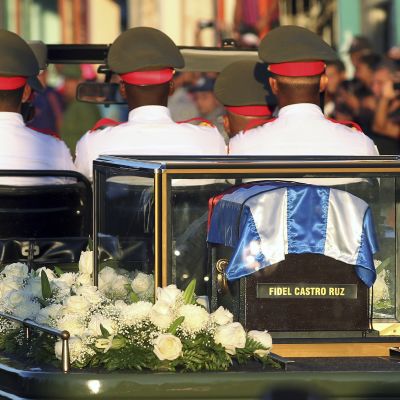 Fidel Castron hautajaissaattue matkalla kohti Santiago de Cubassa Santa Ifigeneian hautausmaata.