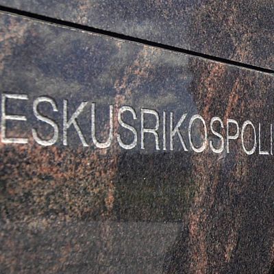 keskusrikospoliisin logo seinässä