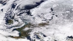 "The Beast from the East" sedd från satellitperspektiv, februari 2018. Ett kraftigt högtryck över Skandinavien ger stark kyla i stora delar av Europa, inte minst på de brittiska öarna. "Besten från öster", köldknäppen som höll Europa i sitt grepp i februari 2018.
