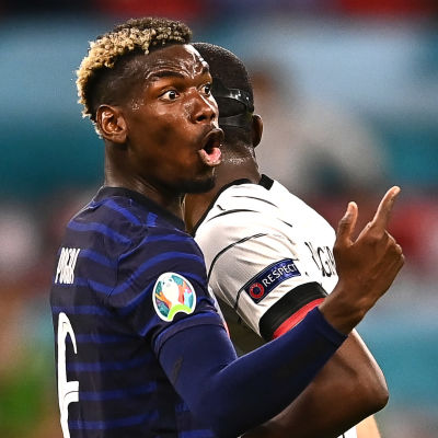 Paul Pogba protesterar.