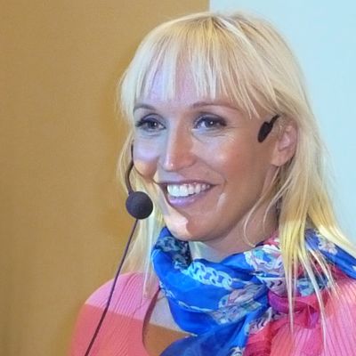 Jutta Gustafsberg luennoimassa.
