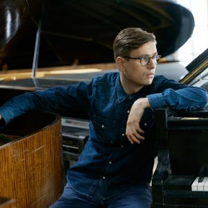 kuvassa pianisti Vikingur Olafsson
