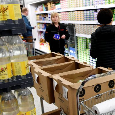 Verkkokauppaostoksia kerätään K-citymarket Eastonissa Helsingin Itäkeskuksessa 9. huhtikuuta