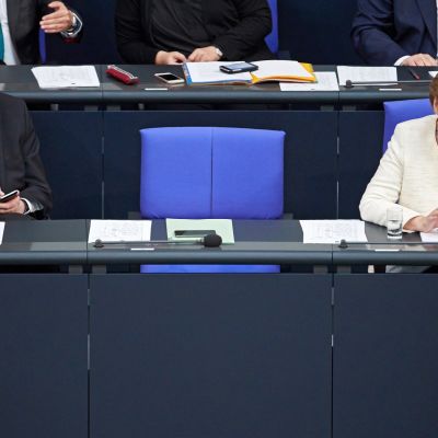 Sisäministeri Horst Seehofer ja liittokansleri Angela Merkel istumassa hallituksen penkeillä Saksan liittopäivillä.