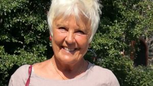 Barbro Backman bor i centrum av Ingå och gläds åt att igen få papperstidningen utdelad på morgonen i stället för mitt på dagen. Barbro Backman