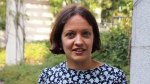När man talar om datahallar ska man glömma att Google är ett dataföretag. De här anläggningarna är industrilokaler, anser forskaren Julia Velkova. Man ska tänka på datahallen på samma sätt som på pappersbruket som i tiderna fanns i Fredrikshamn. Forskaren Julia Velkova på Centrum för konsumentforskning vid Helsingfors Universitet