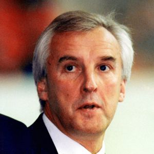 I mitten av 90-talet tränade Curt Lundmark såväl Tre Kronor som Jokerit. I mitten av 90-talet tränade Curt Lundmark såväl Tre Kronor som Jokerit.
