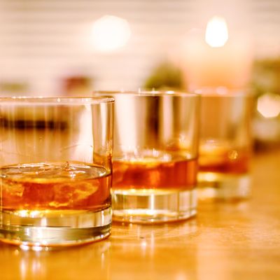 Bourbon viskiä lasissa.
