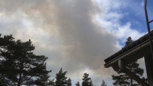 Luften fylldes av rök till följd av branden. Rökbildning till följd av brand i Syndalen i Hangö.
