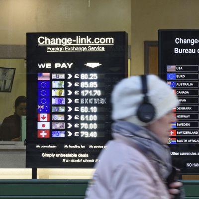Valuutanvaihtopiste Lontoossa maanantaina.