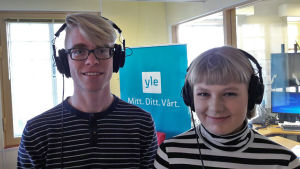 Lyssna på den andra och ha mångsidiga argument. Då har du större chans att vinna en debatt. Algot Silvennoinen och Wilma Ek i radiostudion.