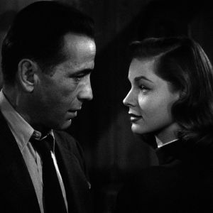 Philip Marlowe (Humphrey Bogart) ja Vivian Rutledge (Lauren Bacall) elokuvassa Syvä uni