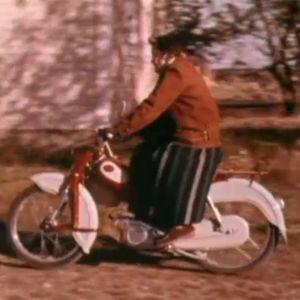 Nainen ajaa Tunturi-mopedilla