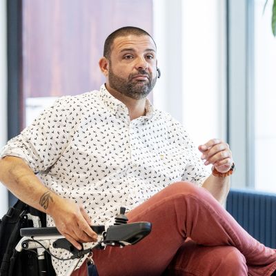Turun terrori-iskussa loukkaantunut Hassan Zubier ennen Varsinais-Suomen käräjäoikeuden istuntoa Turussa 11. elokuuta.