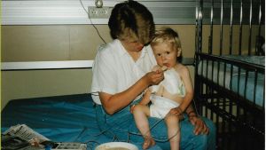 Veckorna efter operationen var kritiska, risken att kroppen skulle stöta bort det nya hjärtat var stor. Tom Håkans äter gröt efter operationen.