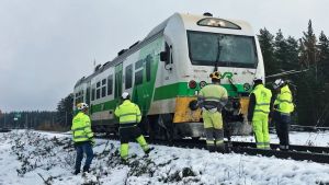 Rälsbussen körde från Ekenäs till Hangö på olycksmorgonen. Bild från olycksplats i Raseborg.