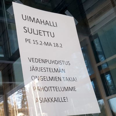 Uimahallin sulkemisesta kertova lappu Kuusankosken uimahallin ovessa