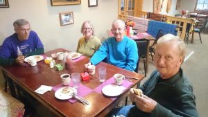Det har ibland blivit hetsiga politiska debatter här, säger Melvin Kangas (längst till höger). Från vänster Jim Saari, Elizabeth Hakola, Edsel Laitila och Melvin Kangas. Frukostgäng i Feed Mills diner